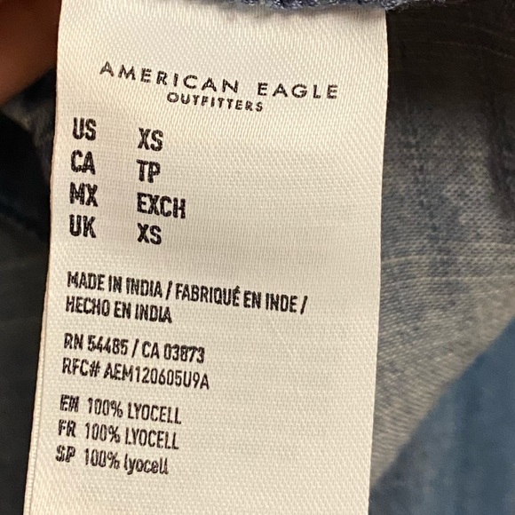 🚺 AEO chambray button down top - Picture 5 of 6